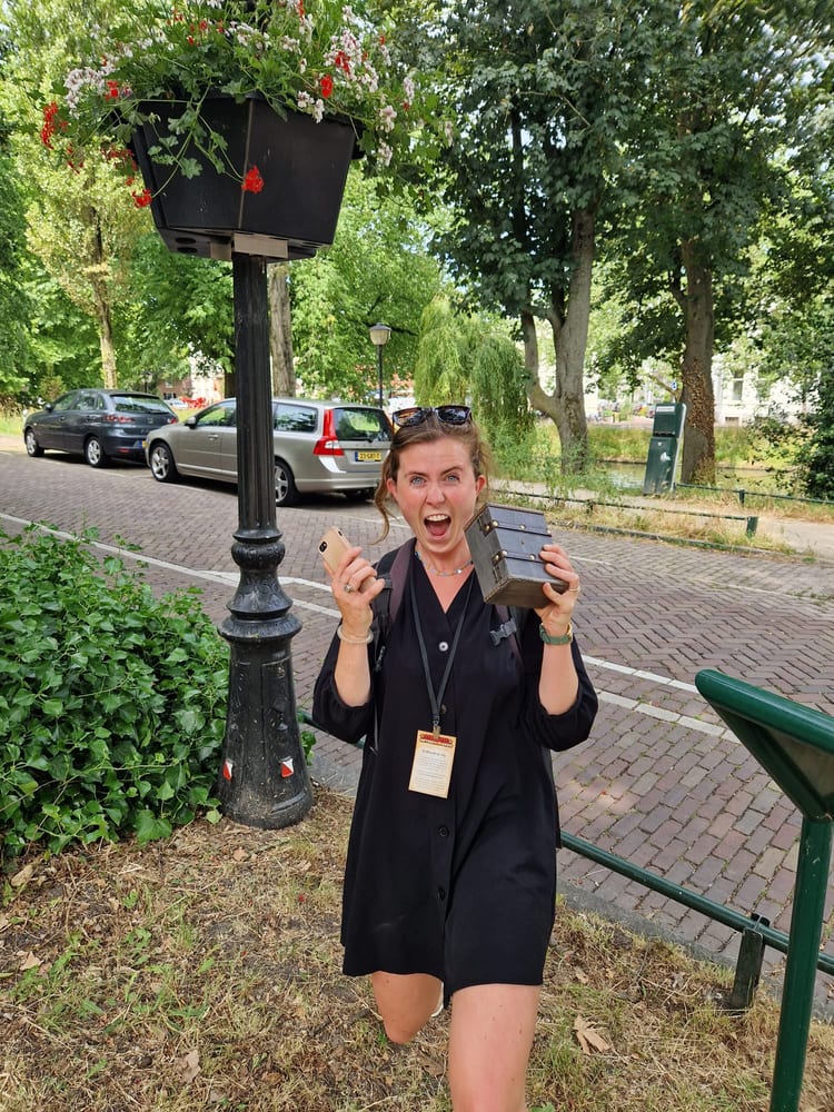 Een deelnemer met een gevonden schatkist onderweg