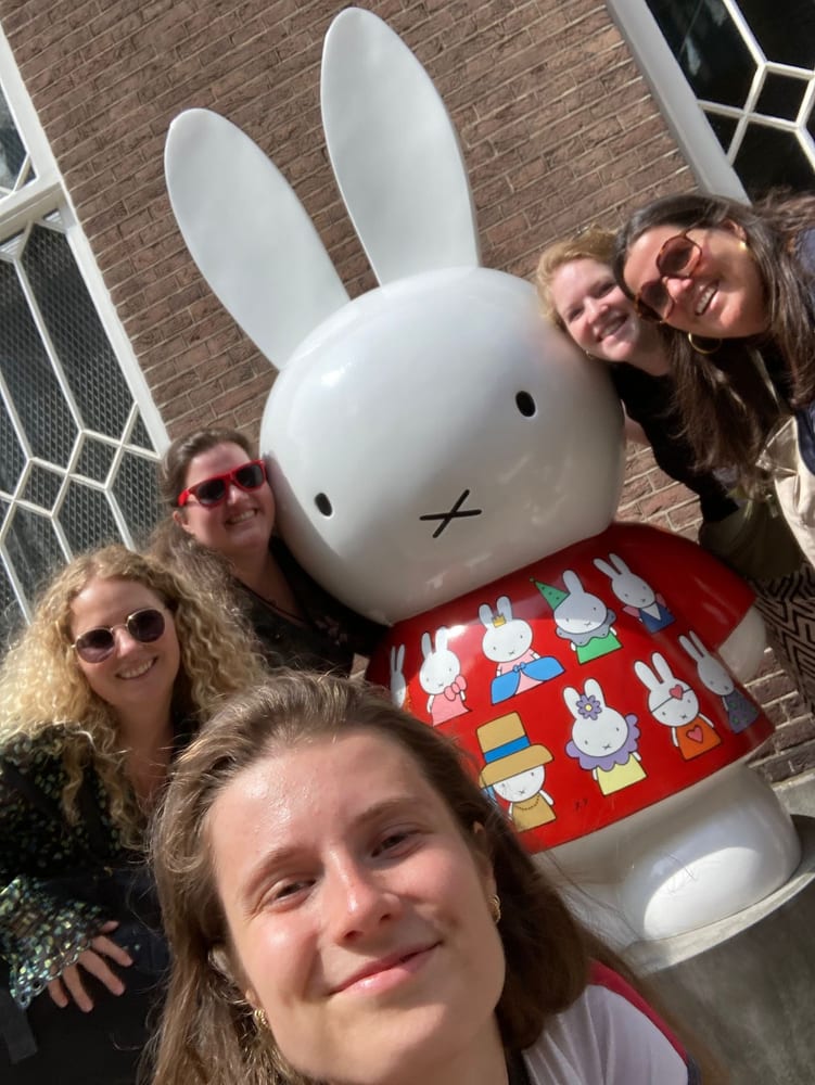 Een team maakt onderweg lachend een selfie in de Utrechtse binnenstad